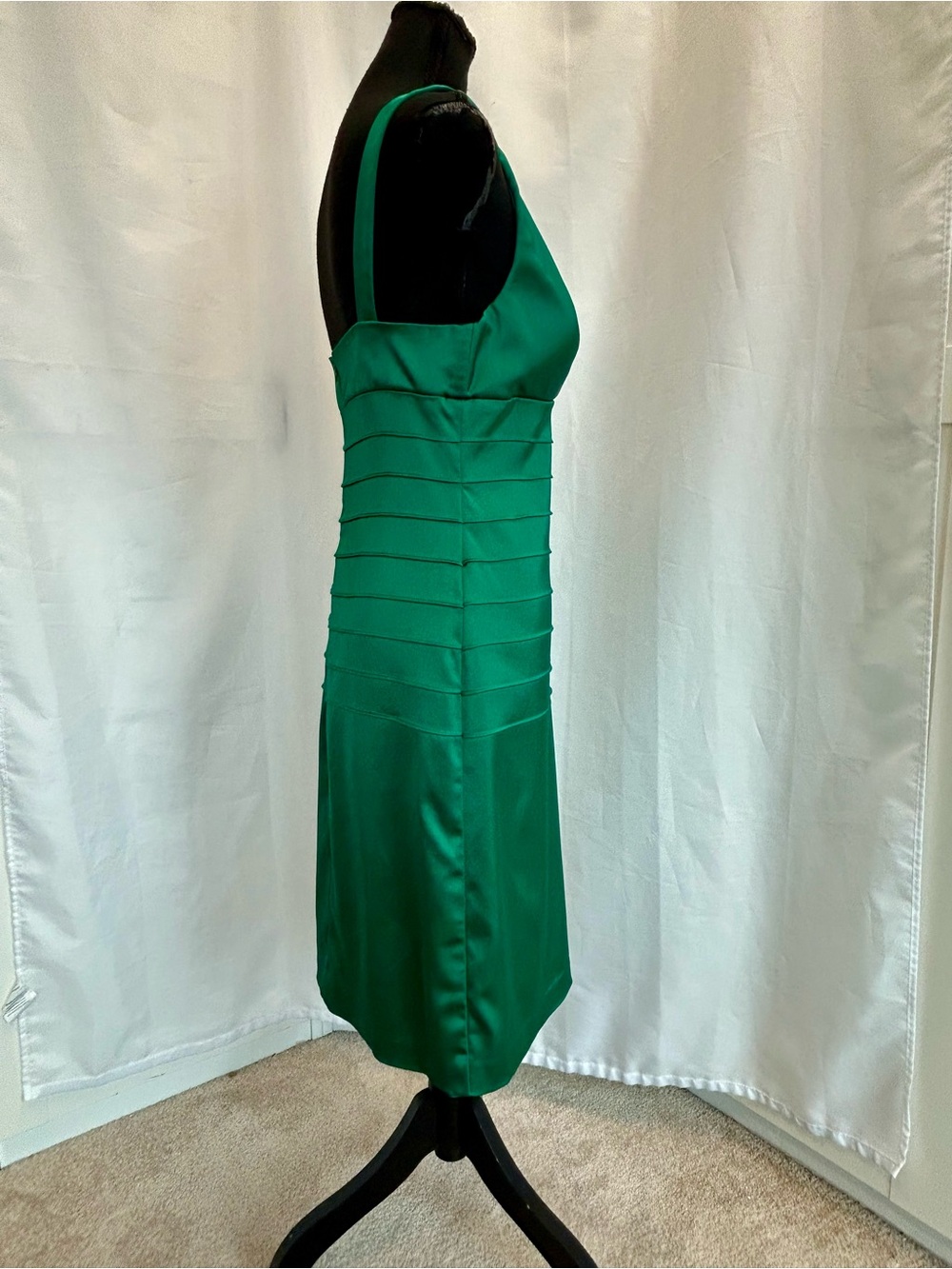 Sleeveless V-Neck Emerald Green Bodycon Dress - Picture 3 of 11